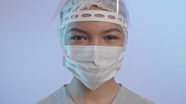 Langzaam Close Studio Portret Van Jonge Vrouwelijke Arts Verpleegkundige Beschermende — Stockvideo