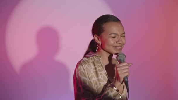 Střední Pomalý Záběr Veselé Mladé Biracial Žena Zpívající Mikrofonu Pohybující — Stock video