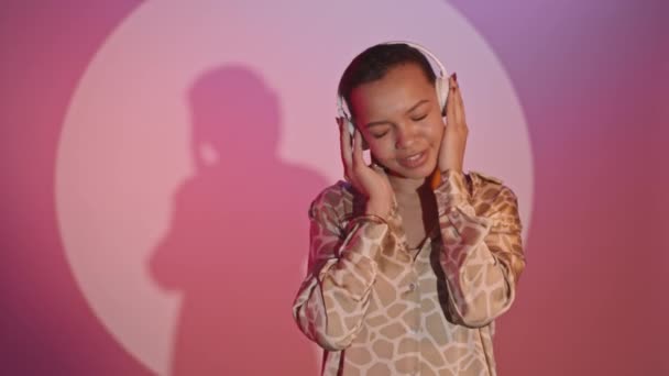 Середній Повільний Знімок Молодої Жінки Яка Насолоджується Музикою Навушниках Стоячи — стокове відео