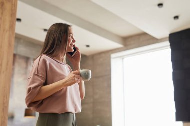 İş kadını cep telefonuyla konuşuyor