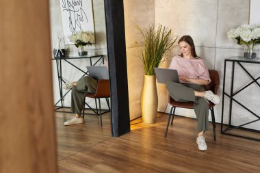 Bilgisayarda çalışan bir kadın.