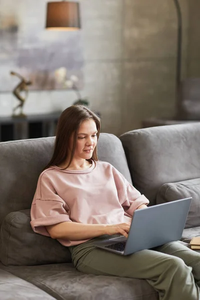 Meisje studeren online op laptop — Stockfoto