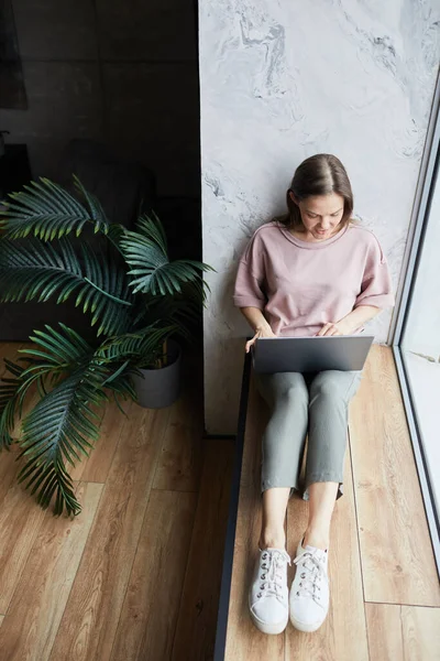 Vrouw werkt online op laptop — Stockfoto