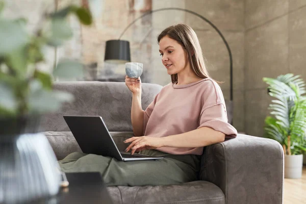 Freelancer werkt thuis aan laptop — Stockfoto