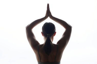 Yoga yaparken sağlıklı kadın