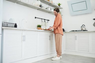 Kadın mutfakta kahvaltı hazırlıyor.