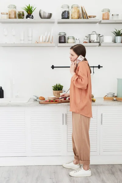 Kvinna pratar i telefon under frukosten — Stockfoto