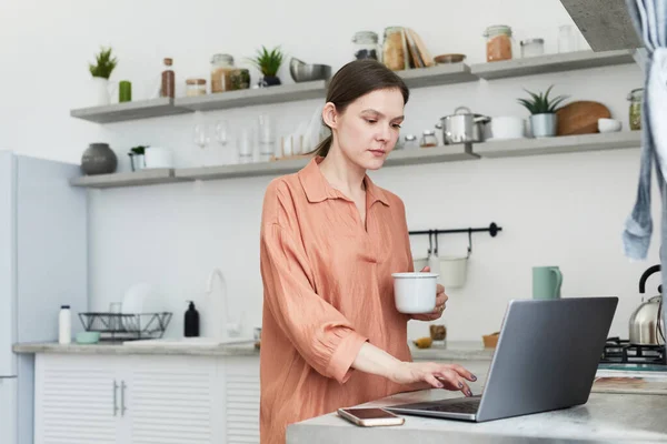 Vrouw die thuis aan laptop werkt — Stockfoto