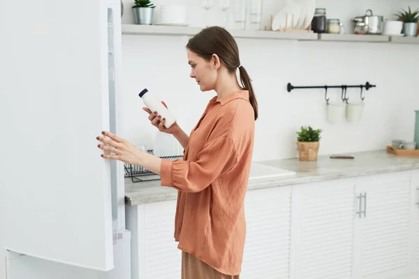 Mujer cocinando en la cocina — Foto de Stock