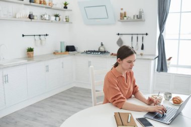 Kahvaltıda çalışan kadın