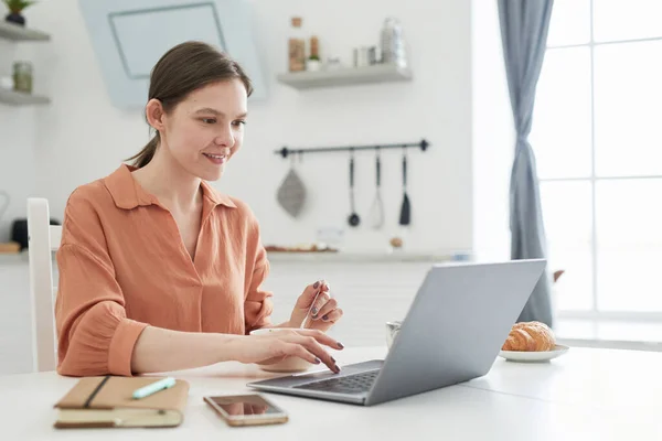Vrouw werkt online met behulp van computer — Stockfoto