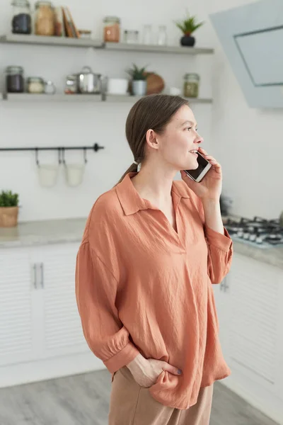 Kvinna som har ett affärssamtal på telefon — Stockfoto