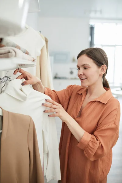 Женщина покупает новую одежду в магазине — стоковое фото