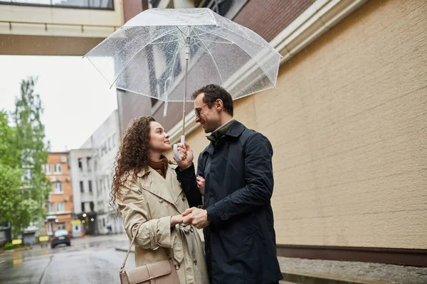 Mann und Frau an einem regnerischen Tag — Stockfoto