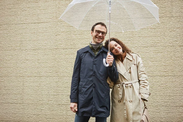 Fröhliches Paar unter Regenschirm — Stockfoto