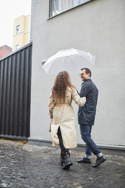 Homem e mulher ao ar livre — Fotografia de Stock