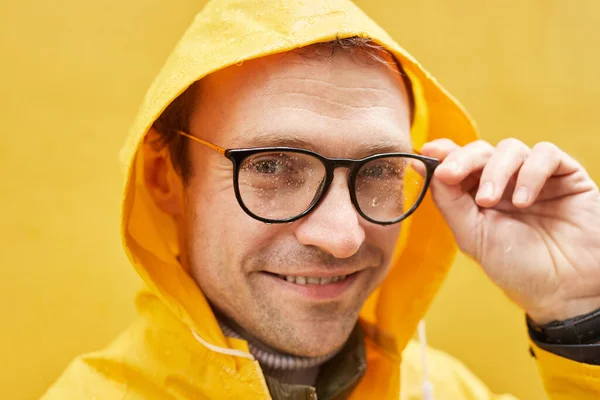 Человек с капельками дождя на очках — стоковое фото