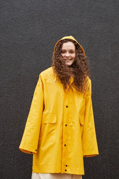 Mujer joven en impermeable amarillo — Foto de Stock