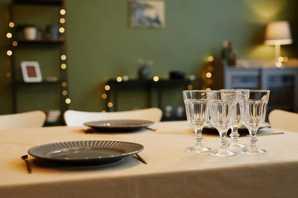 장식된 방에 놓인 접시와 함께 식탁에 앉는 일 — 스톡 사진