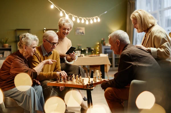 Group of seniors playing chess — Stock Photo, Image