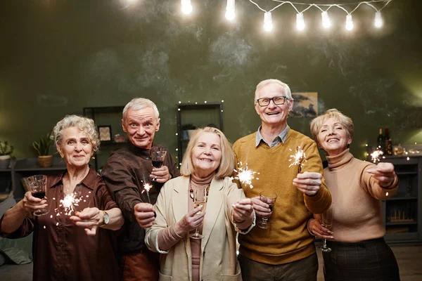 Пожилые люди, празднующие Новый год — стоковое фото