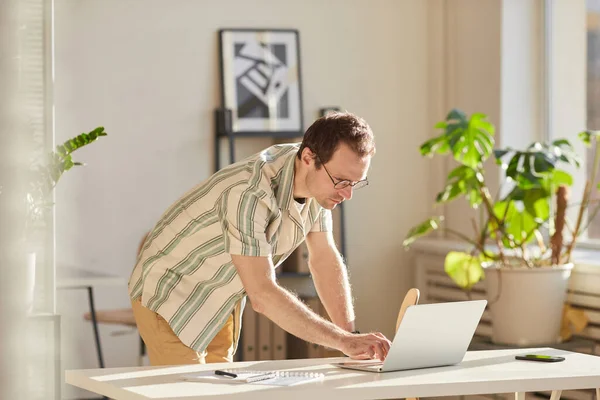 Caucasian Man Using Laptop — Stock Photo, Image