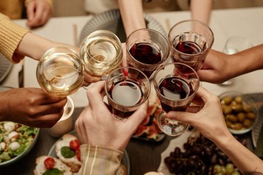 Bardak şarap ile toasting insanlar