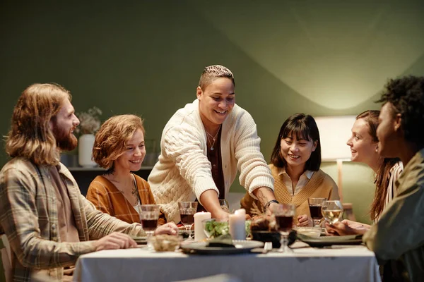 Mujer reuniéndose con amigos en la cena —  Fotos de Stock