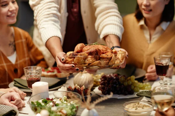 Frau serviert Truthahn zum Abendessen — Stockfoto