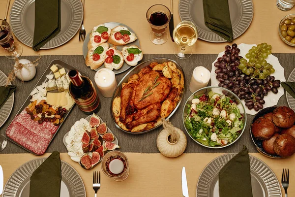 Pavo asado con aperitivos en la mesa — Foto de Stock