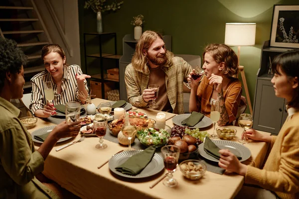 Amigos teniendo una cena en casa — Foto de Stock