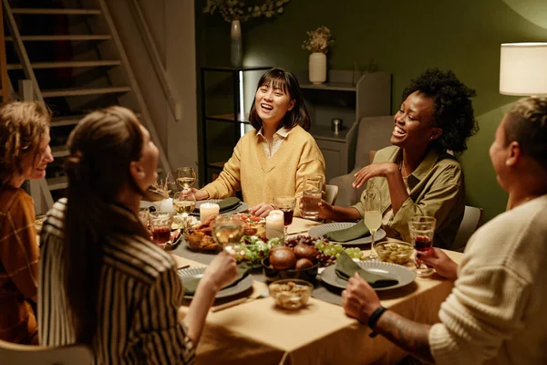 Amigos se divertindo durante o jantar — Fotografia de Stock