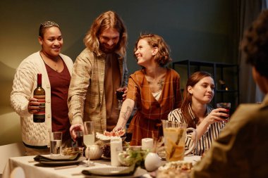 arkadaşlar evde eğlenmek parti