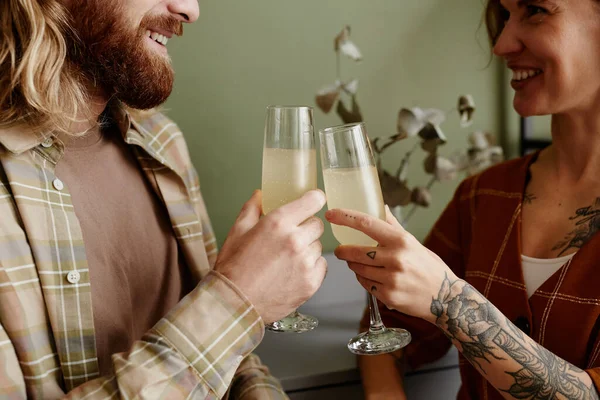 Boldog pár pirítás pezsgővel — Stock Fotó