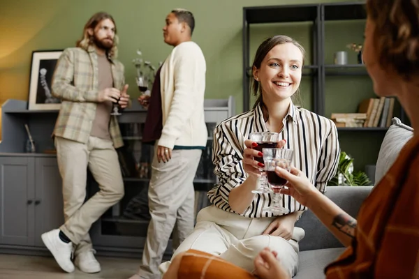 파티에서 와인을 마시는 행복 한 친구들 — 스톡 사진