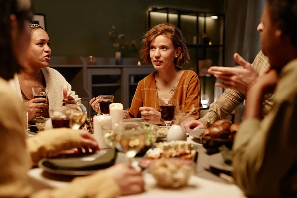 People talking at dining table — Fotografia de Stock