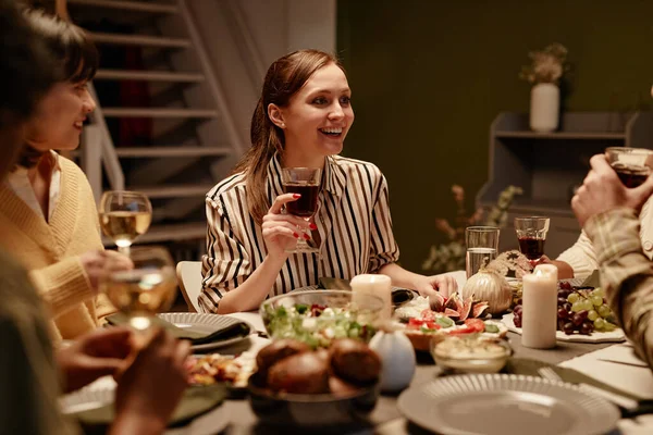 Žena večeří se svými přáteli — Stock fotografie