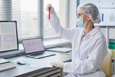 Researcher working with analysis in the lab