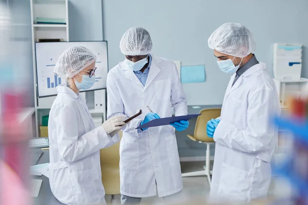 Scientists performing medical research in hospital laboratory — Stock Fotó