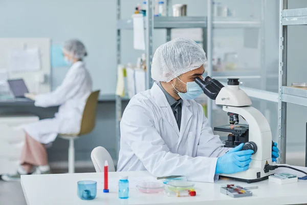 Scientist working with sample of virus in the lab — Foto Stock