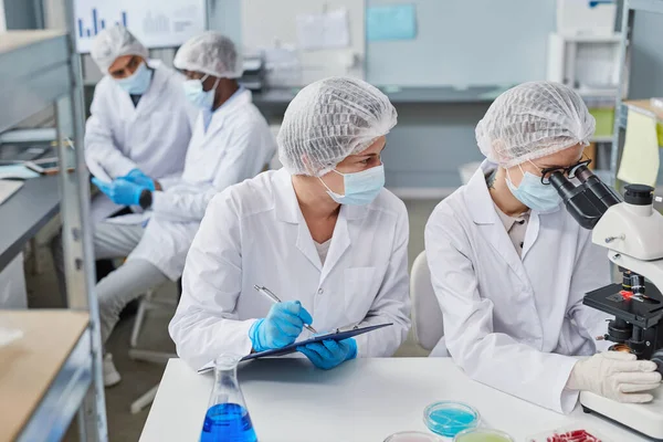 Women working in teamwork at the lab — Stockfoto
