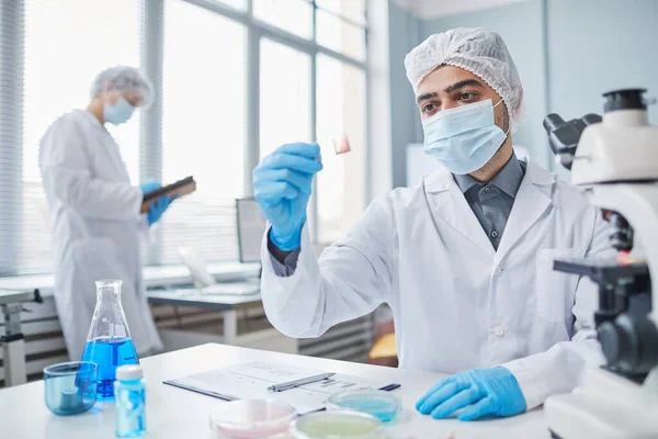 Científico trabajando con muestras durante la epidemia — Foto de Stock