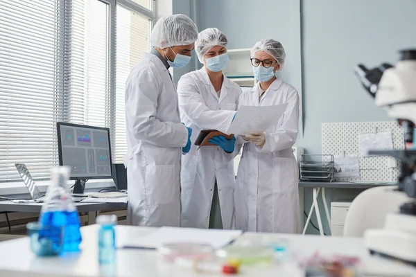 Scientists working in team in the laboratory — Foto Stock