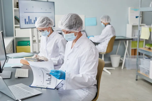 People working with statistics in the laboratory — Stock Fotó