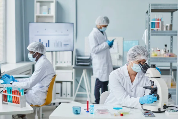 People working in the laboratory — Stockfoto