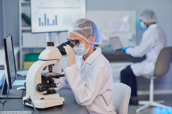 Woman holding research at the laboratory — Stockfoto