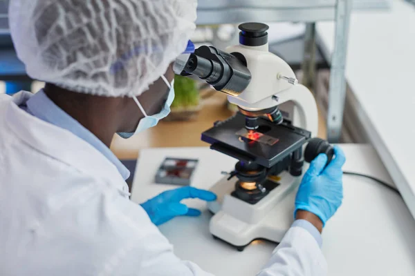 Médico usando microscopio en el trabajo — Foto de Stock