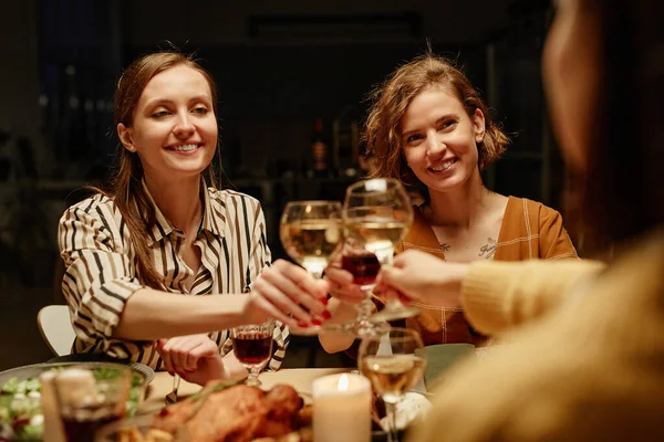 Chicas tostadas con vino en la fiesta — Foto de Stock