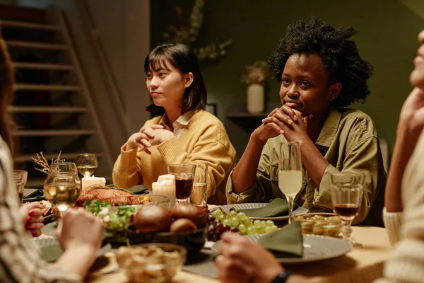 Mulheres sentadas à mesa de jantar — Fotografia de Stock