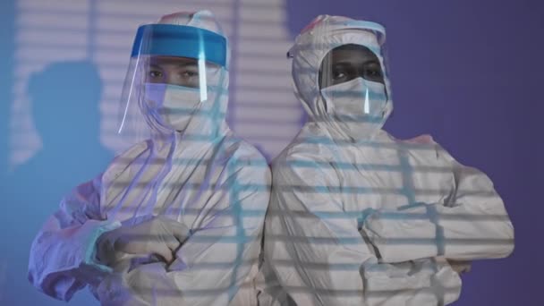Tilt Medium Portrait Two Medical Workers Protective Coveralls Face Shields — Vídeo de Stock